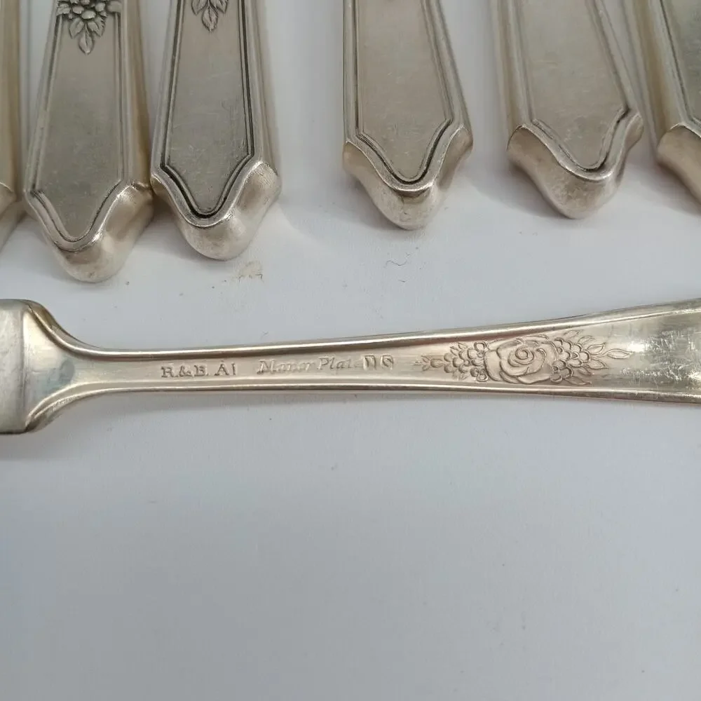8+1X BK Vtg Manor Plate Triple Rose Rosedale Butter Knives Silverplate